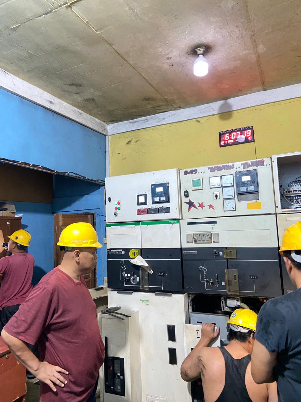 Direktur Utama Perusahaan Umum Daerah Tuah Sekata Tinjau Gangguan Feeder 2